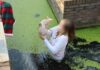 Vrouw springt sloot met kroos in om naaktkat te redden
