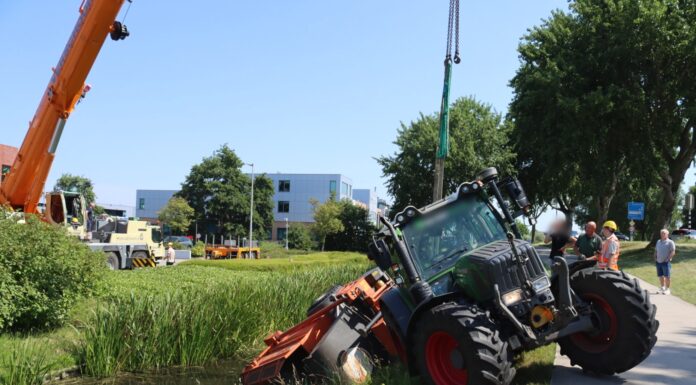 Aanhangercombinatie de sloot in