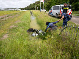 Omstanders halen vrouw in scootmobiel uit het water in Noordwijkerhout