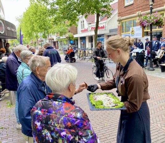 Hollandse middag zorgt voor gezelligheid in centrum Lisse