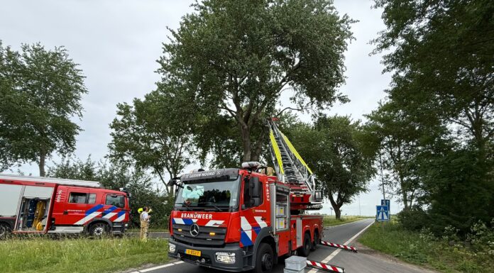 Afrit A44 dicht, brandweer in actie