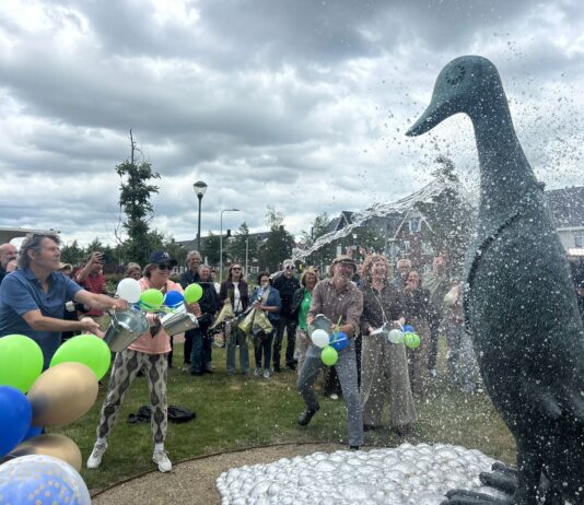 Controversiële eend geplaatst in park Molentocht