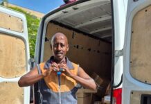 Bewoners doen oproep om geliefde postbezorger Daniel te behouden