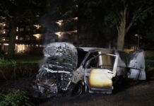 Buurtbewoners opgeschrikt door knallen uit brandende bestelbus in Hillegom