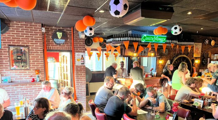 Jubileum- KroegQuiz Noordwijk levert 1.040 euro op voor KWF