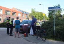 Fietser botst in Voorhout met auto door onoplettendheid met telefoon