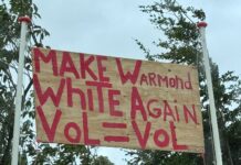 Bord met opruiende tekst opgehangen in Warmond