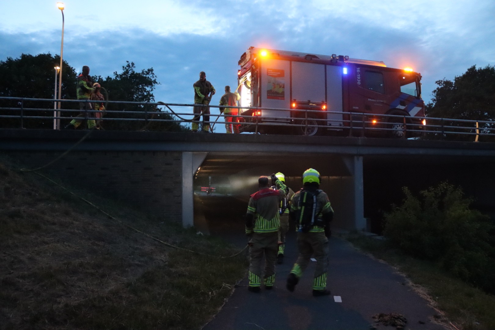 Schade aan wegdek na brandstichting in fietstunnel in Noordwijkerhout