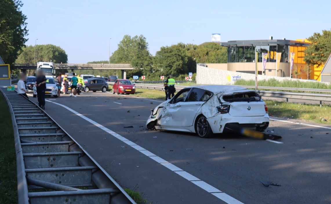 Auto slaat over de kop op Provincialeweg N206 tussen Katwijk en Noordwijk