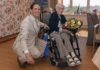 102-jarige mevrouw Muller-van Dijk gefeliciteerd door de burgemeester van Hillegom