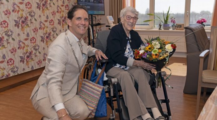 102-jarige mevrouw Muller-van Dijk gefeliciteerd door de burgemeester van Hillegom