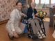 102-jarige mevrouw Muller-van Dijk gefeliciteerd door de burgemeester van Hillegom