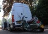 Scooter vast onder bus van pakketbezorger in Voorhout