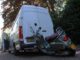 Scooter vast onder bus van pakketbezorger in Voorhout