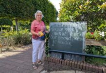 Spreukkracht aan de Herenstraat: Hoe Voorhoutse Truus met een krijtbord harten verovert