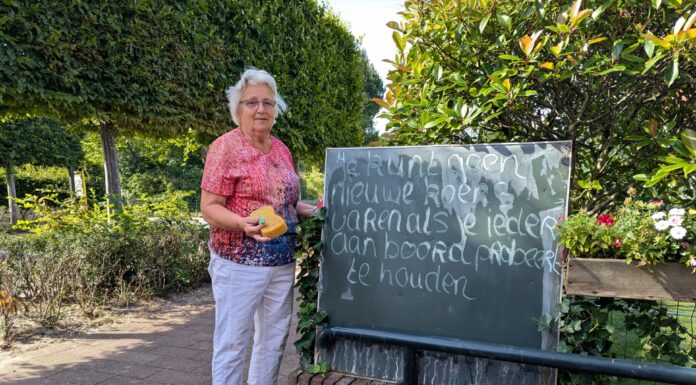 Spreukkracht aan de Herenstraat: Hoe Voorhoutse Truus met een krijtbord harten verovert