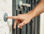 Gemeenten waarschuwen voor deur-aan-deurverkopers