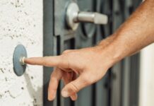 Gemeenten waarschuwen voor deur-aan-deurverkopers