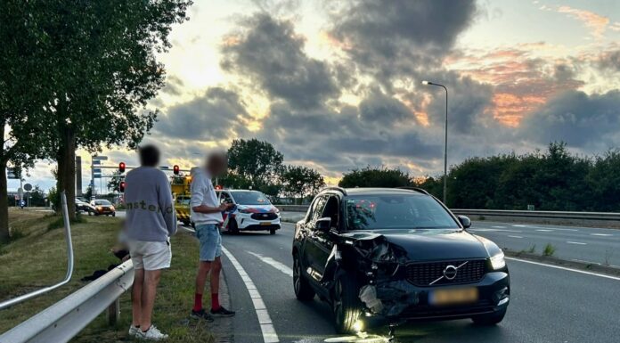 Auto botst op lantaarnpaal op N207 bij Hillegom