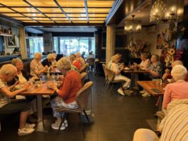 Gezellige lunch voor gasten van Zonnebloem Voorhout