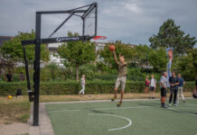 Vernieuwd basketbalveld Vinkeveld vernoemd naar Jan en Noor Driessen