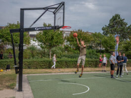Vernieuwd basketbalveld Vinkeveld vernoemd naar Jan en Noor Driessen