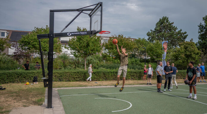 Vernieuwd basketbalveld Vinkeveld vernoemd naar Jan en Noor Driessen