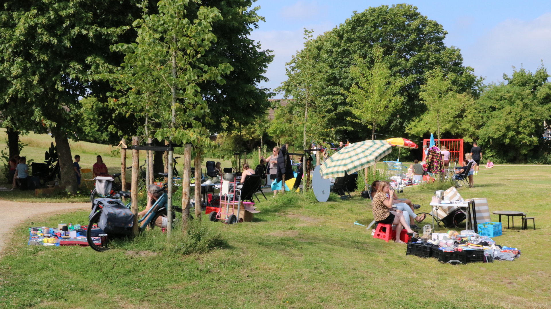 Struinen over de rommelmarkt in Zeeburg Noordwijkerhout