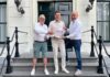 Eerste programmaboekje Feestweek Hillegom uitgereikt aan wethouder Jeroen Nederpelt
