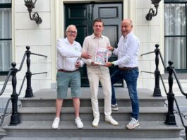 Eerste programmaboekje Feestweek Hillegom uitgereikt aan wethouder Jeroen Nederpelt