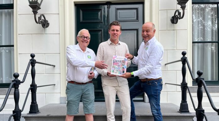 Eerste programmaboekje Feestweek Hillegom uitgereikt aan wethouder Jeroen Nederpelt