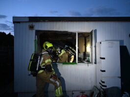 Twee personen naar ziekenhuis bij brand in chalet in Warmond