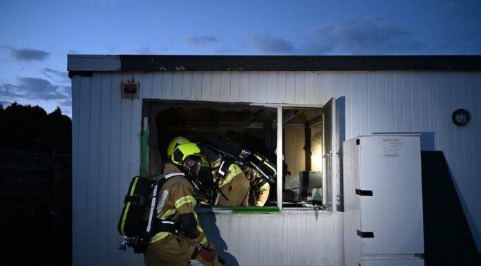 Twee personen naar ziekenhuis bij brand in chalet in Warmond