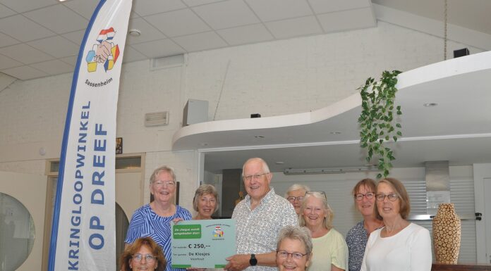 Kringloopwinkel Op Dreef steunt De Klosjes uit Voorhout met 250 euro