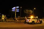 Auto belandt op rotonde na botsing met wegwijspaal in Lisse