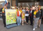 De Saksen ontvangen cheque voor nieuwe kleding dansgardes