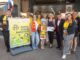 De Saksen ontvangen cheque voor nieuwe kleding dansgardes