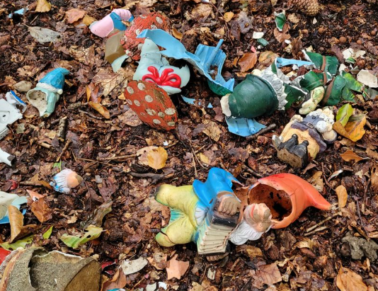 Kabouterbos verandert in ravage: tientallen kabouters kapotgemaakt