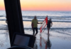 Surfer drijft bijna twee kilometer van kust af en moet uit zee worden gered