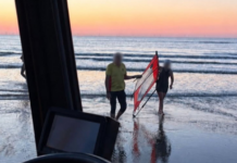 Surfer drijft bijna twee kilometer van kust af en moet uit zee worden gered