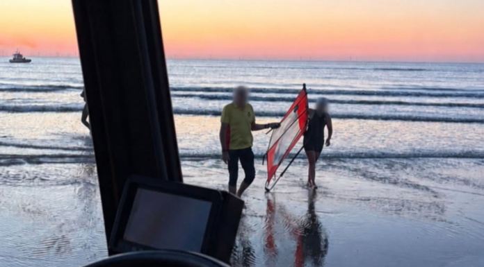 Surfer drijft bijna twee kilometer van kust af en moet uit zee worden gered