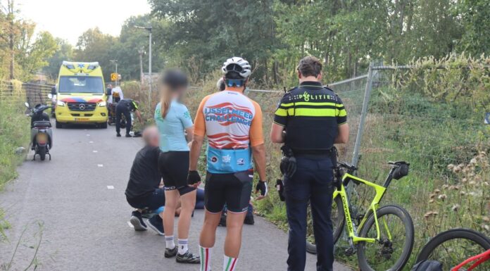 Brommerrijder en wielrenner naar ziekenhuis na ongeval in Sassenheim