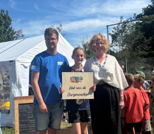 Lot is de nieuwe kinderburgemeester tijdens huttenbouwweek Voorhout