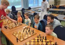 Schaaksimultaan bij De Uil in Hillegom