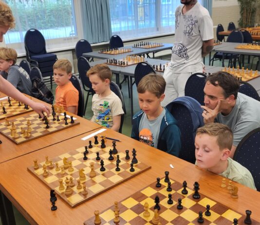 Schaaksimultaan bij De Uil in Hillegom