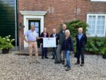 Cheque van Jacoba van Beierenfonds voor Boerhaavehuis Voorhout