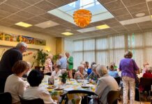 Zonnebloemvlag wappert in Warmond tijdens Nationale Ziekendag