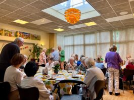 Zonnebloemvlag wappert in Warmond tijdens Nationale Ziekendag