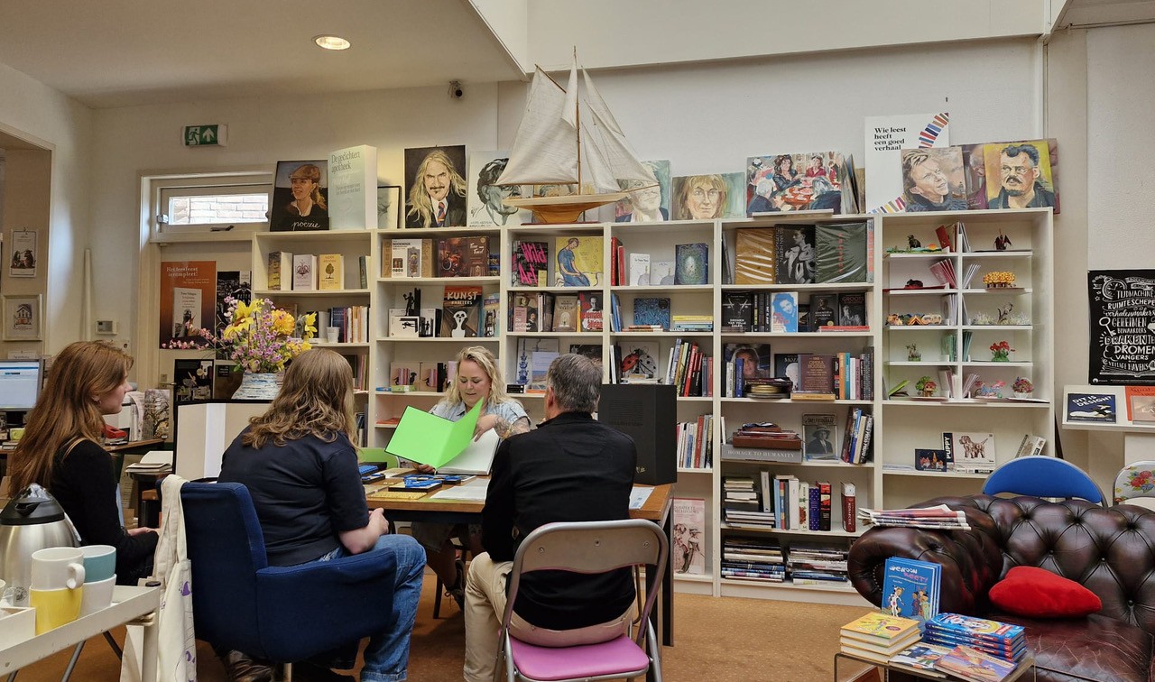 Ambacht op tafel in Lisse: Hillegomse boekontwerpster presenteert kunstboek