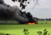 Uitslaande tractorbrand met veel rook in De Zilk